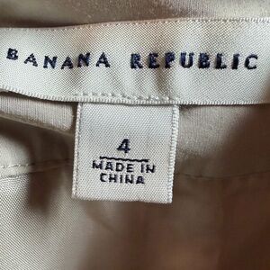 BANANA REPUBLIC WOMEN’S TAN PLEATED SKIRT SIZE 4